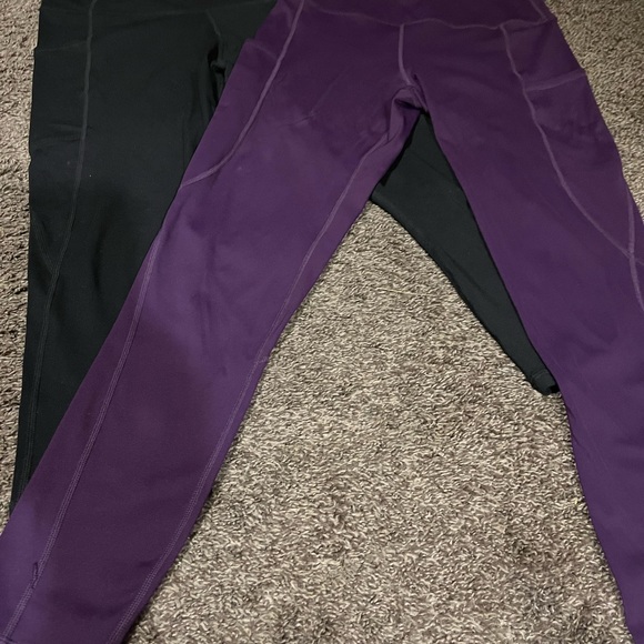 2 pair of leggings with pockets on sides. 2 different lengths. Size M - Picture 8 of 8